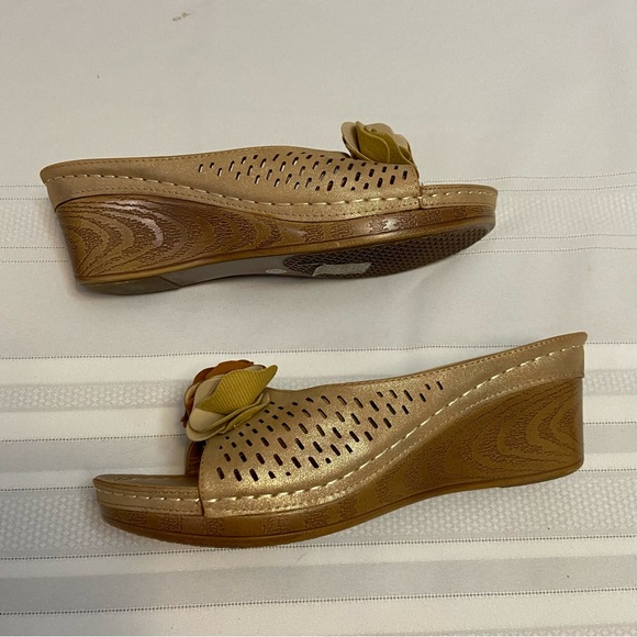 Good Choice Juliet Gold Metallic -Floral Rosettes Wedge Slide Sandals size 8.5 - Picture 3 of 4